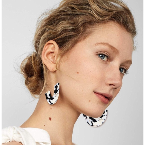 🔴 $8 CLEARANCE BaubleBar Style Tortoise HooPS - Picture 3 of 6